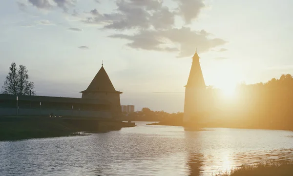 Высокие и плоские башни Псковской крепости на закате . — стоковое фото