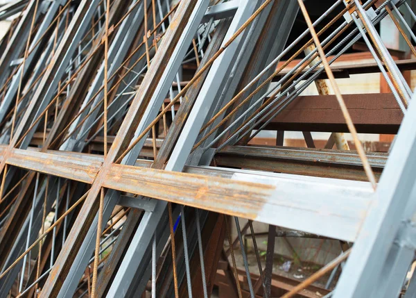 Vista ravvicinata delle barre di rinforzo in acciaio . — Foto Stock