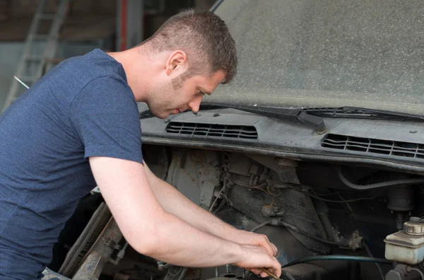 Mecânico masculino desmontar carro em estado de emergência . — Fotografia de Stock