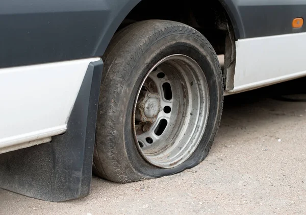 Hinterreifen eines Kleinbusses platzt. — Stockfoto