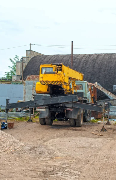 Velho caminhão guindaste soviético no canteiro de obras . — Fotografia de Stock