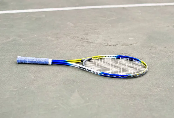 Tennis racket on tennis court. — Stock Photo, Image