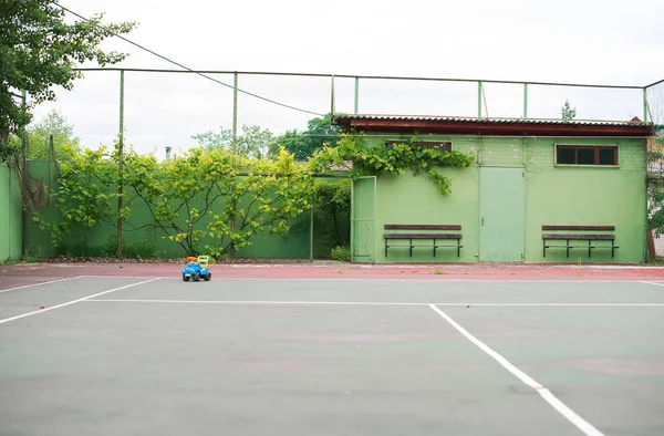 Yaz aylarında boş Tenis Kortu. — Stok fotoğraf