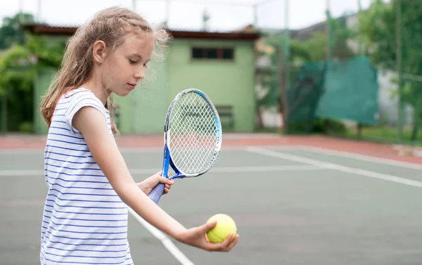 Gadis kecil cantik bermain tenis . — Stok Foto