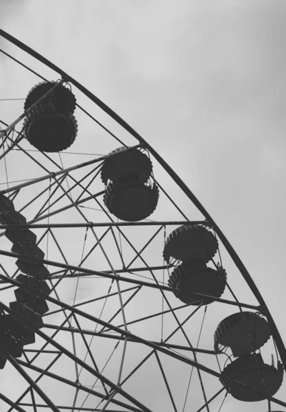 Ferris wheel in the city park. Black and white. — Stock Photo, Image