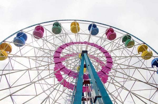 Roue ferris colorée dans le parc de la ville. — Photo