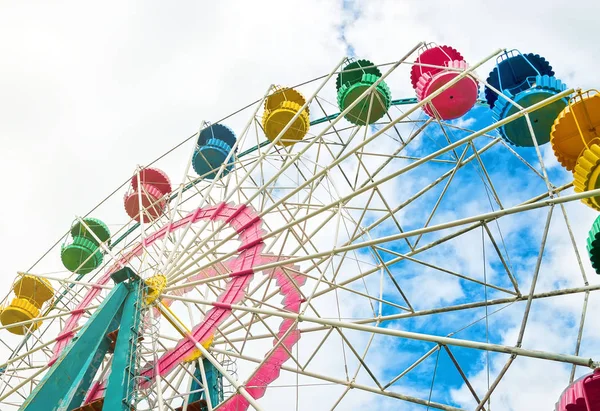 Roue ferris colorée dans le parc de la ville. — Photo