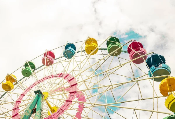 Şehir parkında renkli dönme dolap.