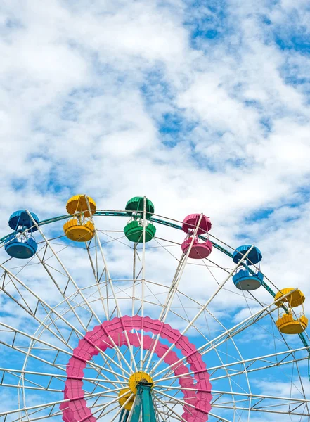 Roue ferris colorée sur ciel bleu . — Photo