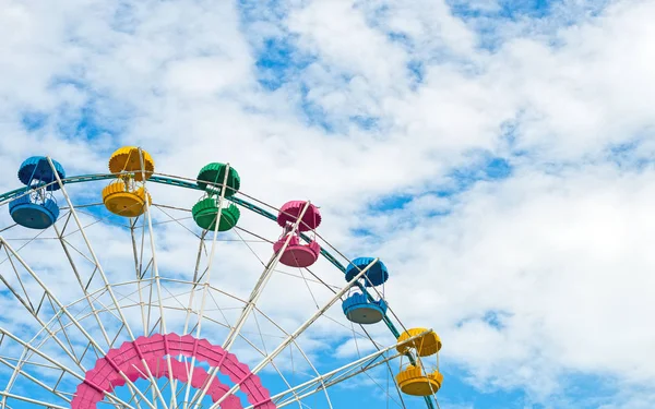 Roue ferris colorée sur ciel bleu . — Photo