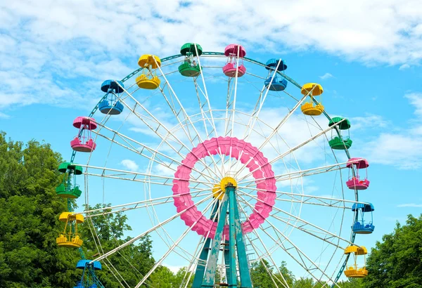 Rueda de ferris colorido en el parque de la ciudad. — Foto de Stock