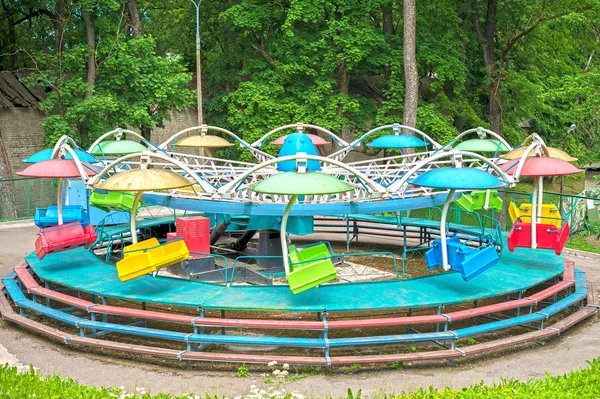 Carrusel colorido en el parque de la ciudad . —  Fotos de Stock