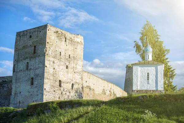 Antike Festung Izborsk in Russland. — Stockfoto