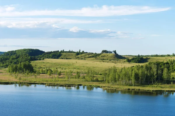 Étang et forêt en Izborsk, Russie . — Photo