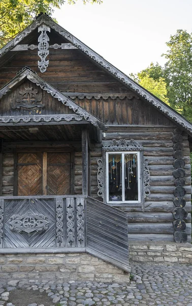 Παλιό ρωσικό σπίτι στο χωριό. — Φωτογραφία Αρχείου