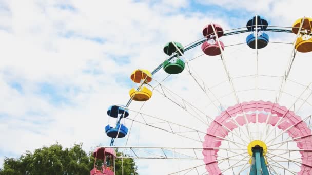 Roda gigante colorida no parque da cidade. — Vídeo de Stock