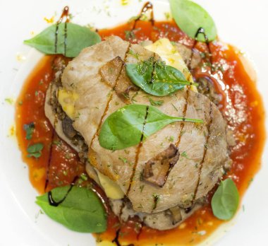 Peynir ve mantarlı et karbonat.