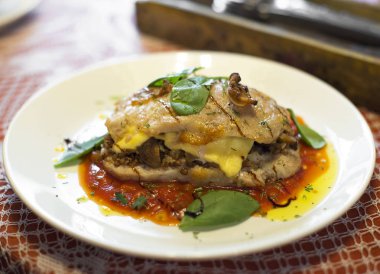 Peynir ve mantarlı et karbonat.