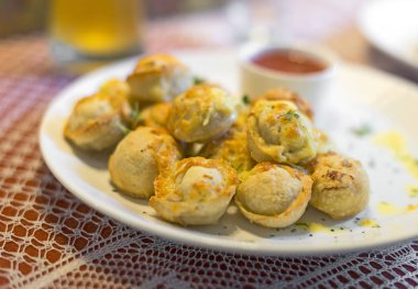 Geleneksel Rus mantı peynir ve domates sos ile.