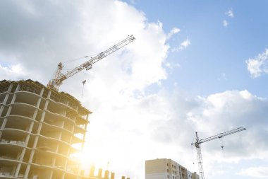 Kentin endüstriyel İnşaat vinçleri.