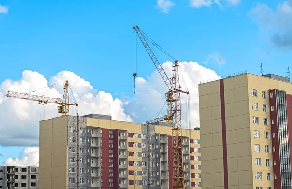 Novos edifícios microdistritais em construção . — Fotografia de Stock