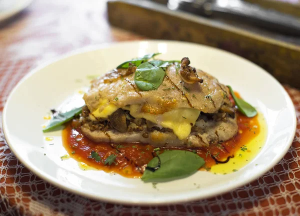 Peynir ve mantarlı et karbonat.