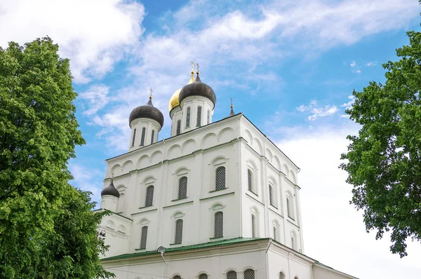 Ancient Pskov Kremlin cathedral in Russia. — Stock Photo, Image