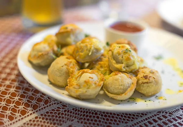 Geleneksel Rus mantı peynir ve domates sos ile.