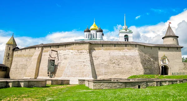 Antik Pskov Kremlin duvarları Rusya.