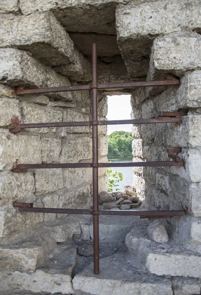 Fenster mit Gitter im Schloss. — Stockfoto