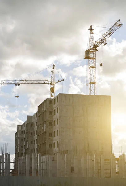 Grúas de construcción industrial en la ciudad . — Foto de Stock