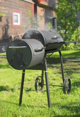 Arka bahçede Barbekü Izgara kömür.