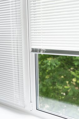 Beyaz Venedik Panjur ile Windows.