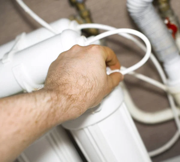 Installation einer Umkehrosmose-Wasseraufbereitungsanlage. — Stockfoto