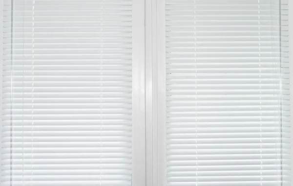 Fönster med vita persienner. — Stockfoto