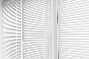 Beyaz Venedik Panjur ile Windows.