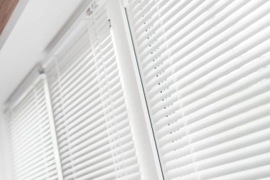 Beyaz Venedik Panjur ile Windows.