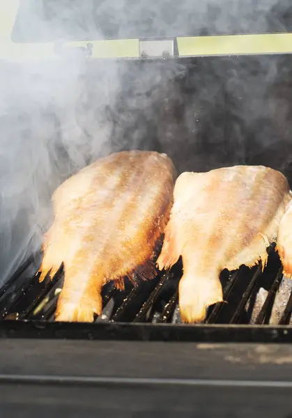 Processo de preparação de peixe fresco no churrasco . — Fotografia de Stock