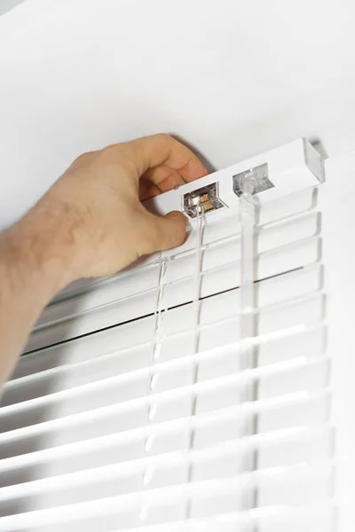 Hombre instalar persianas venecianas en las ventanas . — Foto de Stock