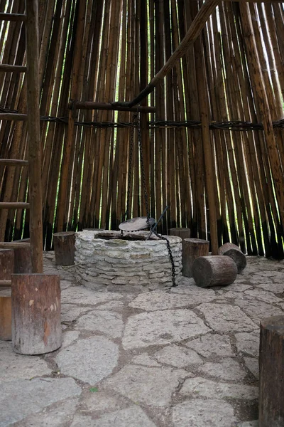 Woning in een houten hut. — Stockfoto