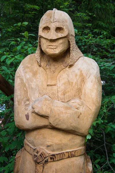 木雕人物在森林里. — 图库照片
