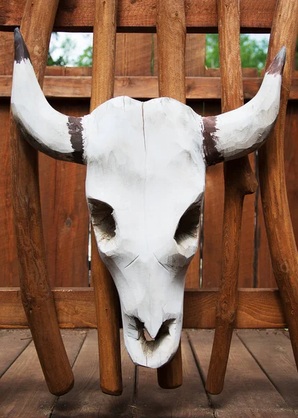 Коровий череп, вырезанный из дерева . — стоковое фото