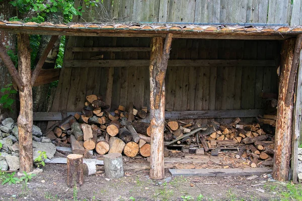 Opslag voor hout logt in het dorp. — Stockfoto