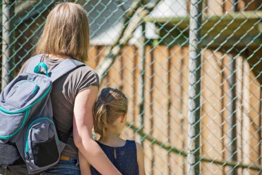 Kadın ve onun kızı ziyaret Hayvanat Bahçesi.