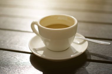 Tahta masada bir fincan kahve..