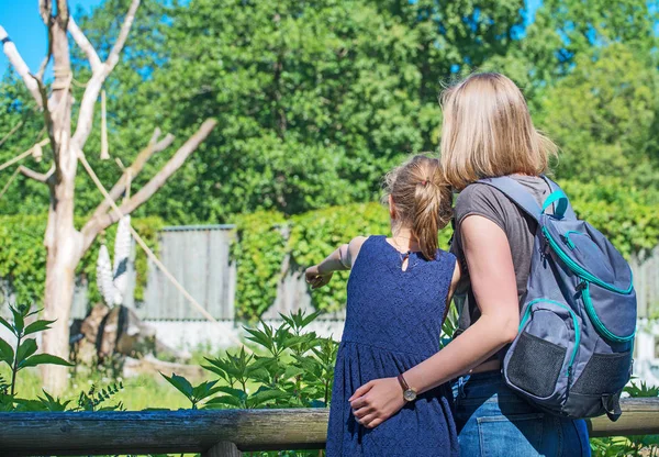 Woman and her daughter visiting zoo. — Stock Photo, Image