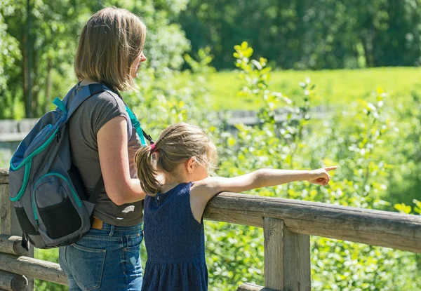 Woman and her daughter visiting zoo. — Stock Photo, Image