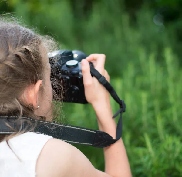 Sevimli küçük kız doğa fotoğraflarını yapıyor. — Stok fotoğraf