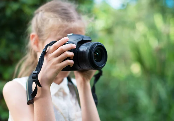 Menina bonito fazendo fotografias da natureza . — Fotografia de Stock