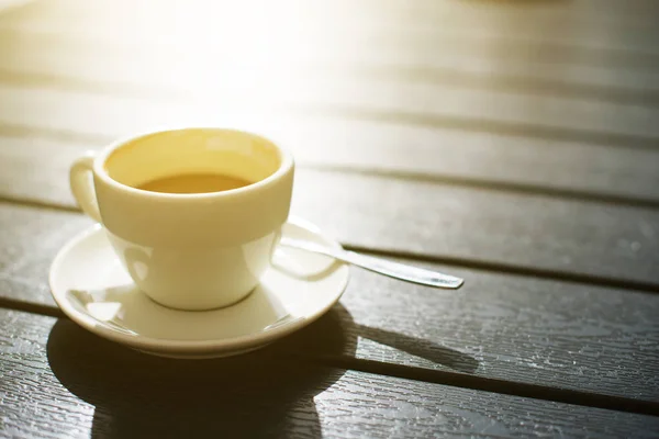 Чашка кофе на деревянном столе. — стоковое фото